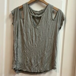 American eagle women’s cold shoulder tshirt size lg